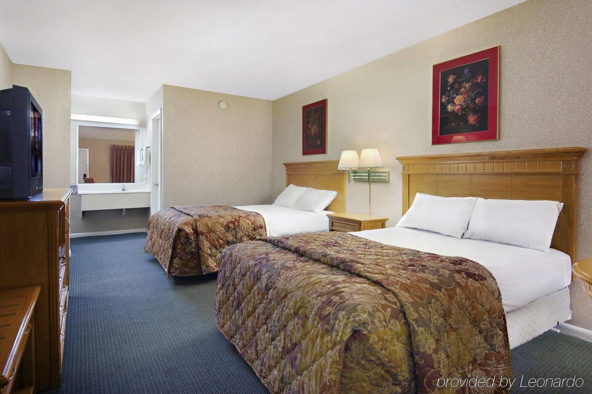 Red Roof Inn Knoxville North - Merchants Drive Room photo